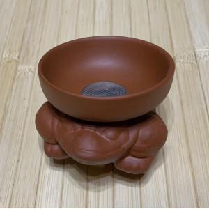 Чайное сито с трехлапой жабой